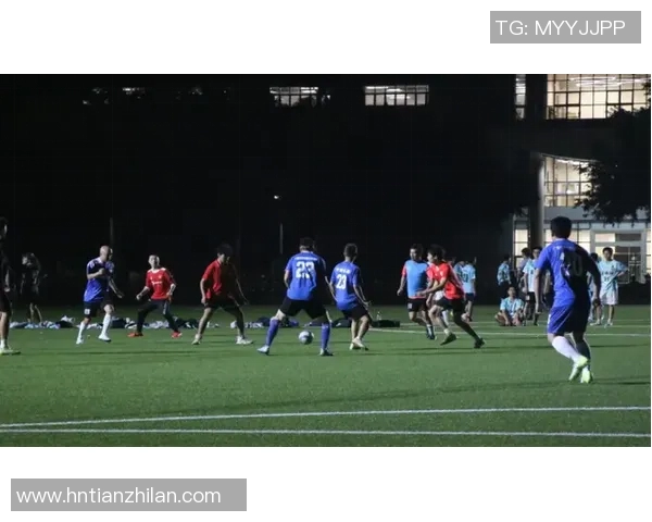 小马在绿茵场上奋力拼搏展现足球巨星激情瞬间